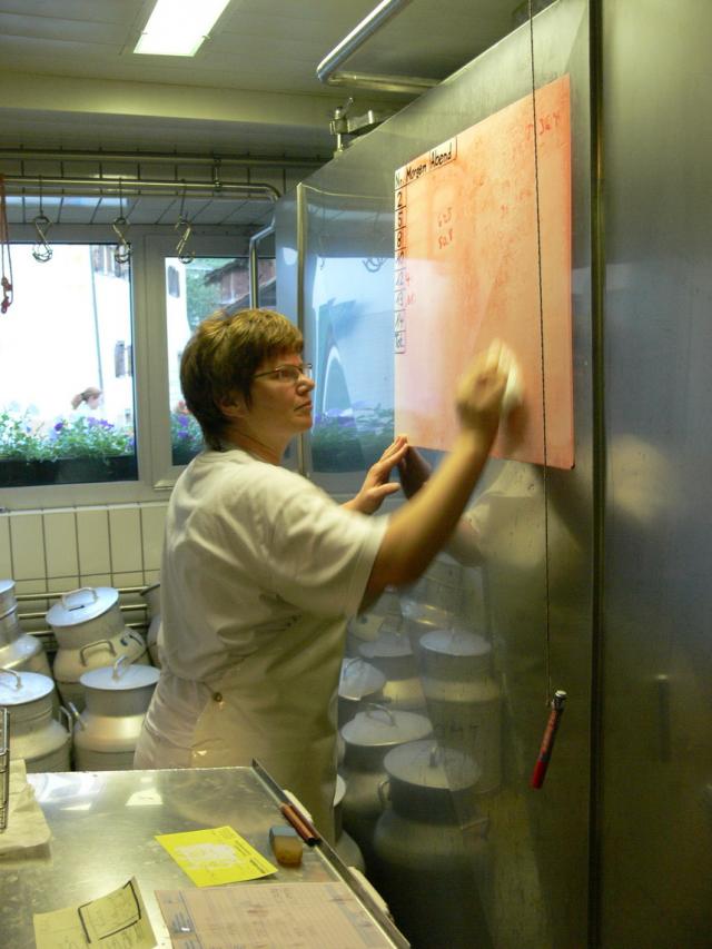 Maria beim Buchführen