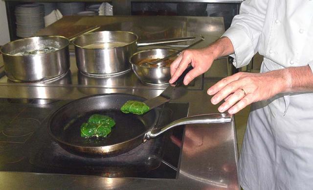 ...zusammenrollen und kurz anbraten...