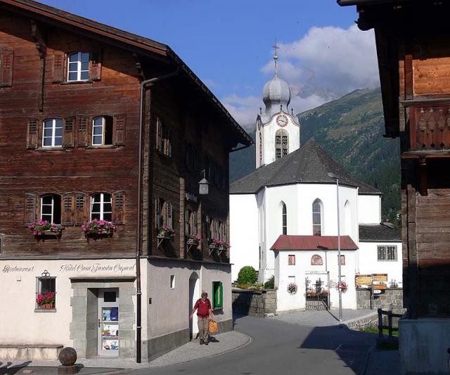 Casa Fausta Capaul (links) in der Ortsmitte von Brigels