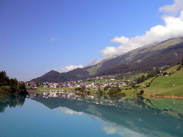 Rückblick über den See auf Brigels