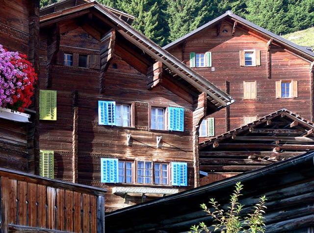 In Siat gibt es noch viele schöne alte Holzhäuser